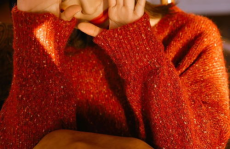 红色毛衣写真单人,单人生动的色彩故事