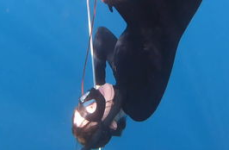 自由小姐姐游泳,演绎夏日泳池风情