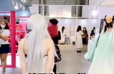 漫展男子抱小姐姐大腿,男子意外抱紧小姐姐大腿，现场萌态十足