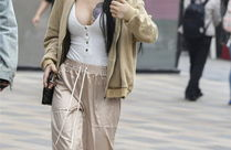 满身纹身小姐姐街拍图片,纹身艺术与潮流风采的完美融合