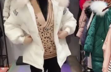 白色棉衣的小姐姐是谁,揭秘白色棉衣小姐姐的神秘身份